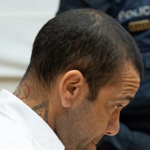 Daniel Alves terá que pagar fiança de R$ 5 milhões para ficar em liberdade após 14 meses preso, condenado por estupro