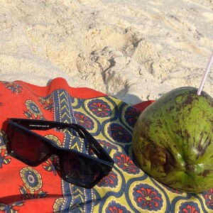 Atriz se refrescou com uma água de coco, que nunca falta em suas idas à praia