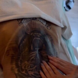 Andressa Urach exibiu a cintura pela primeira vez, sete dias após ser submetida a uma cirurgia para retirada de costelas