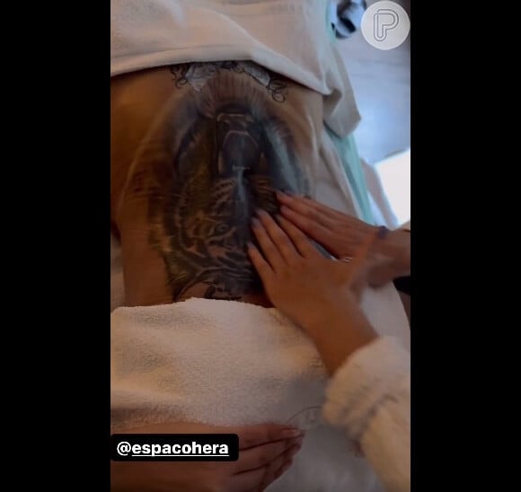 Andressa Urach exibiu a cintura pela primeira vez, sete dias após ser submetida a uma cirurgia para retirada de costelas