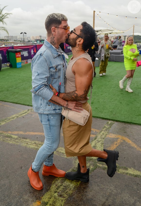 Mauro Souza troca beijo com marido no Lollapalooza 2024
