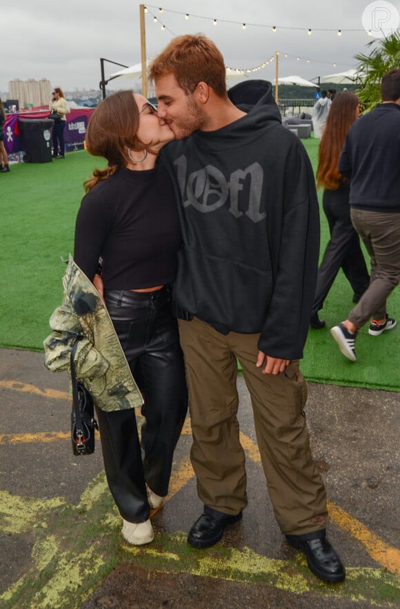 Filho de Patrícia Poeta beija namorada  no Lollapalooza 2024