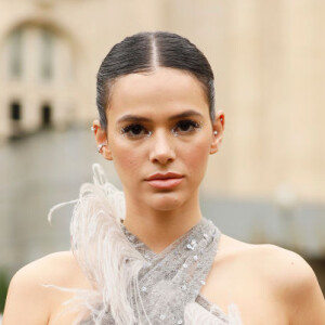 Bruna Marquezine é ousada até em semanas de moda! Em uma ocasião, a atriz combinou um look transparente com calça de alfaiataria