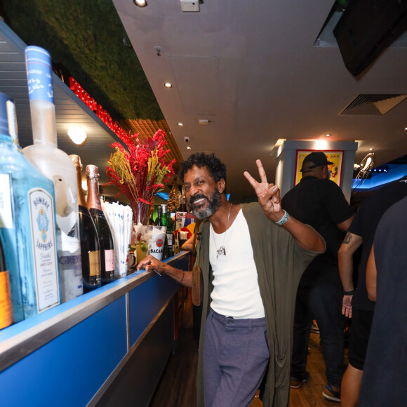 Aniversário de Viviane Araujo contou com a presença de Luís Miranda