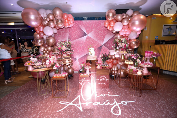 Viviane Araujo escolheu a cor rosa para decorar a festa de 49 anos
