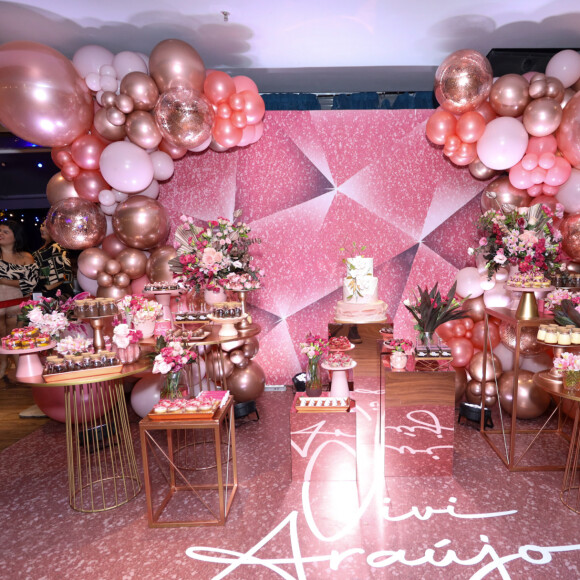 Viviane Araujo escolheu a cor rosa para decorar a festa de 49 anos