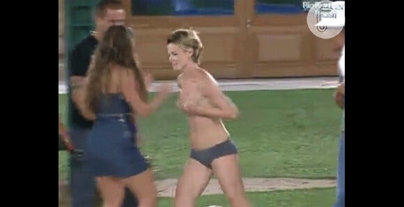 Diana, do 'BBB 11', também fez topless ao pular na piscina do programa