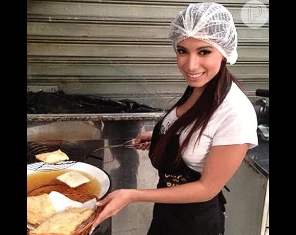 A cantora Anitta fritando pastel