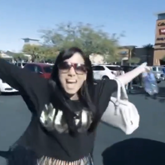 Anitta dizendo que gastaria todo o dinheiro em um outlet nos Estados Unidos