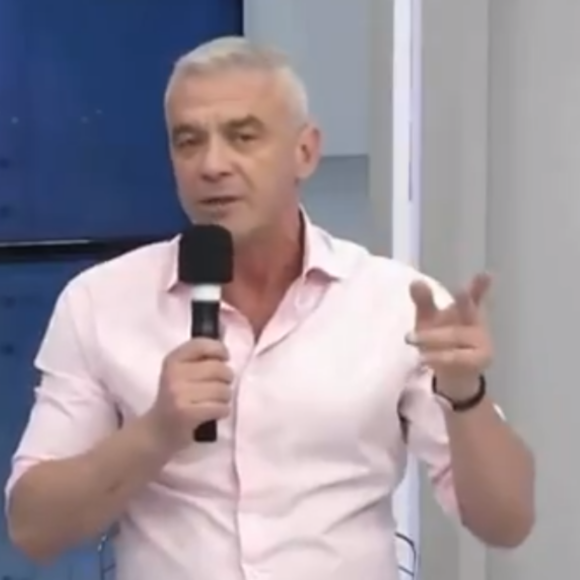 Alexandre Correa arma barraco na TV após ser perguntado sobre agressão: 'Subi o tom pra menina ficar no lugar dela'