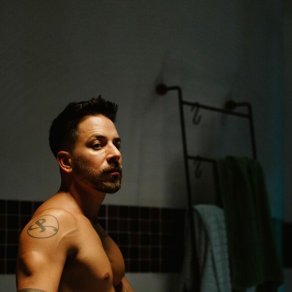 Na fotos, Junior Lima posou na beirada de uma banheira e cobriu apenas suas partes íntimas com o próprio corpo e jogo de luzes