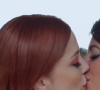 Valéria (Bia Arantes) e Camila (Anaju Dorigon) se beijam durante casamento das personagens em 'Órfãos da Terra'