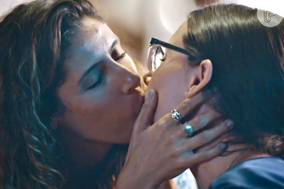 Globo exibe beijo entre Gabriela, interpretada pela atriz Camila Alves, e Laura, papel de Amanda Mittz, na novela 'Todas as Flores'