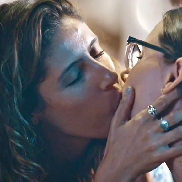 Globo exibe beijo entre Gabriela, interpretada pela atriz Camila Alves, e Laura, papel de Amanda Mittz, na novela 'Todas as Flores'