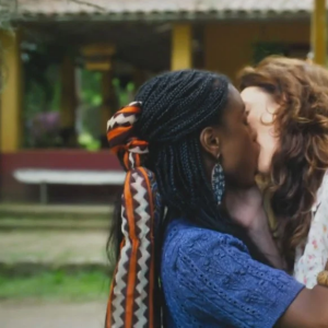 Mara e Menah deram um beijão que enloqueceu o público na novela 'Terra e Paixão'