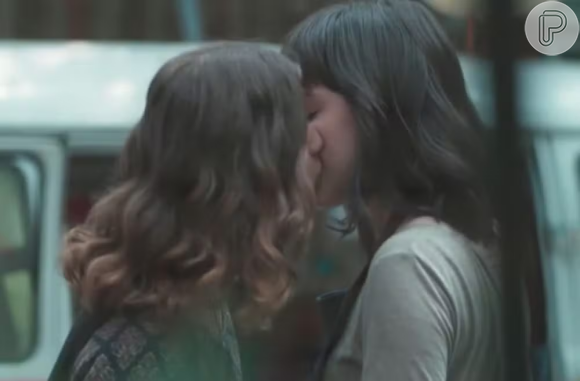 Lica (Manoela Aliperti) e Samantha (Giovanna Grígio) trocaram beijo em 'Malhação'