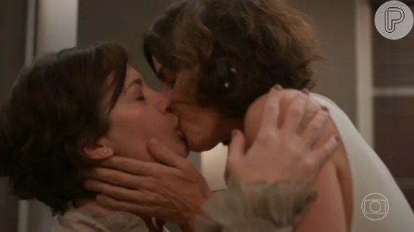 Ilana revela a Gabriela que está apaixonada por ela e as duas se beijam na novela 'Um Lugar ao Sol'