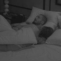 'BBB15': Fernando dorme e troca carinhos com Amanda e é cobiçado por Aline