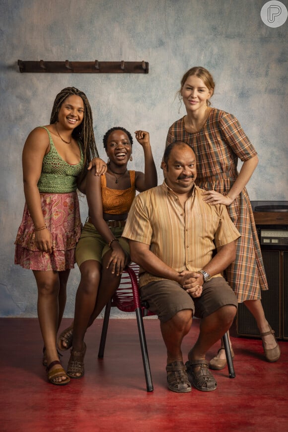 Família do primo Cícero: Esperança (Andréa Bak), Caridade (Moneke), Primo Cícero (Haroldo Guimarães) e Fé (Rhaisa Batista) na novela No Rancho Fundo