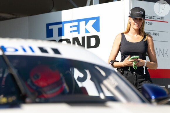 Ana Hickmann acompanha Edu Guedes sair com seu carro para correr em autódromo de Mogi Guaçu (SP)