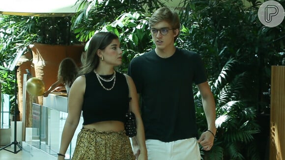 Quem é a namorada de Joaquim Huck? Filho de Angélica e Luciano Huck passeia com Manoela Esteves em shopping do Rio de Janeiro em 6 de abril de 2024