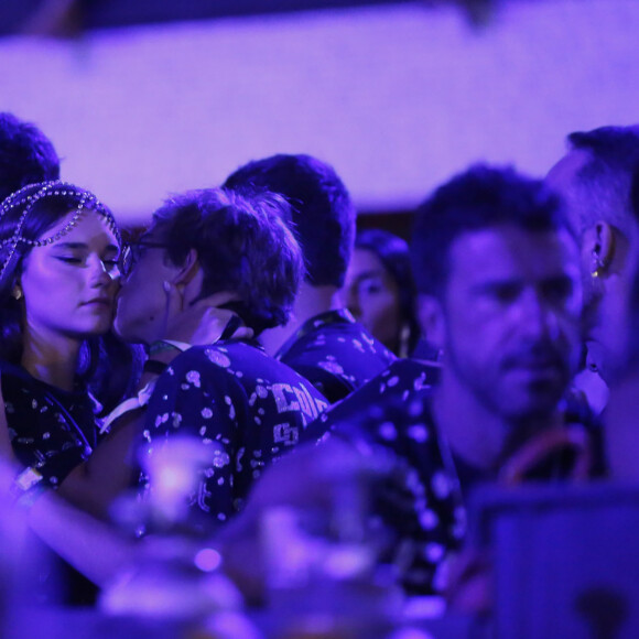 Joaquim Huck trocou beijos com a namorada, Manuela Esteves, no sambódromo durante o carnaval 2024