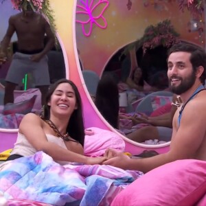 Matteus e Isabelle se beijaram após Davi dar uma forcinha ao casal