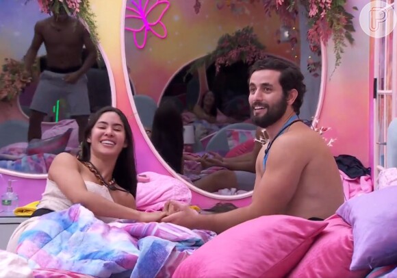 Matteus e Isabelle se beijaram após Davi dar uma forcinha ao casal