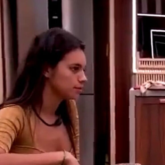 Por outro lado, Alane e Beatriz lamentaram muito o beijo de Matteus e Isabelle