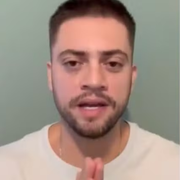 De camiseta branca, Rodrigo Godoy se desculpa com Preta Gil por traição, mas diz que não é justo ser 'crucificado': 'Piores julgamentos'