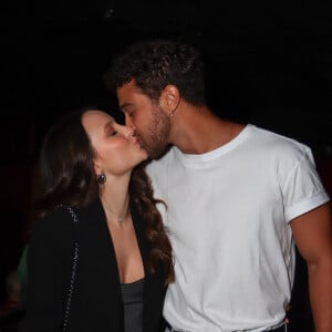 Larissa Manoela e o marido, André Luiz Frambach, trocaram beijos em teatro do Rio