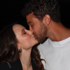 Larissa Manoela beija o marido, André Luiz Frambach, em pré-estreia de peça no Rio