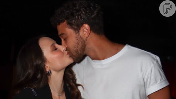 Larissa Manoela beija o marido, André Luiz Frambach, em pré-estreia de peça no Rio