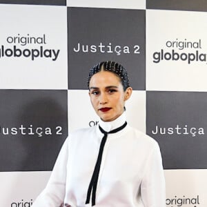 Em dia de pré-estreia da série 'Justiça 2', Nanda Costa atraiu olhares ao chegar pelo tapete vermelho com um look bem polêmico