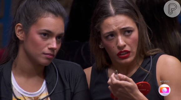 Beatriz segurou uma santa e foi consolada por Alane ao ouvir o discurso de eliminação de Tadeu Schmidt no 'BBB 24'