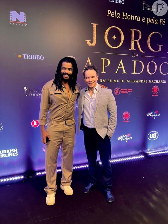 Ricardo Soares posa com Diogo Almeida na pré-estreia do filme 'Jorge da Capadócia'