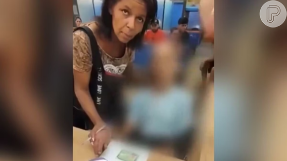 Gente? Mulher leva cadáver para sacar R$ 17 mil no banco, conversa com morto e vídeo deixa a web em choque: 'Mundo doente'