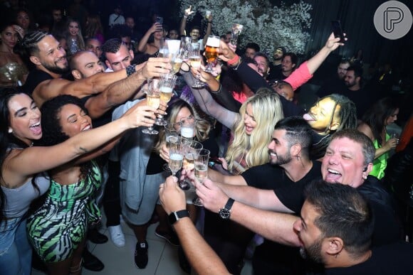 Ex-BBBs como Yasmin Brunet e Wanessa Camargo fizeram brinde em 'festa surpresa' no Rio de Janeiro
