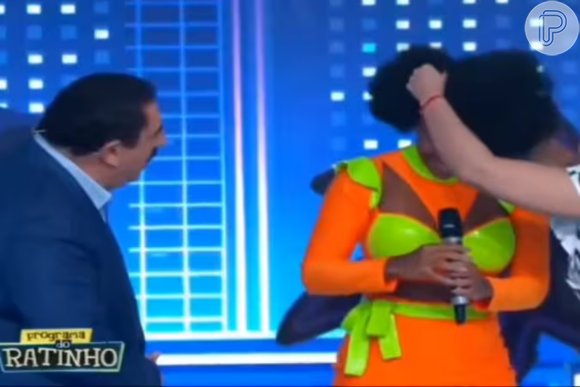 'Brincadeira' constrangedora de Ratinho acaba com bailarina sendo hostilizada em bastidor e demissão; relembre episódio polêmico!