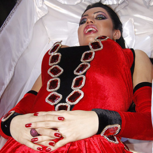 Em aniversário de 28 anos, Gracyanne Barbosa chegou na festa com temática de vampiros em um caixão
