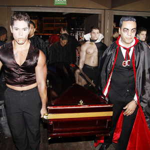 Na festa vampiresca, o cantor Belo ajudou a levar o caixão de Gracyanne Barbosa