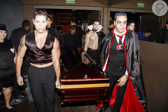 Na festa vampiresca, o cantor Belo ajudou a levar o caixão de Gracyanne Barbosa