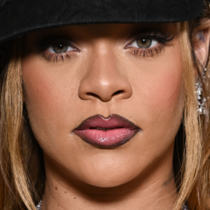 Rihanna revela arrependimento fashion e elege pior look que já usou em um tapete vermelho