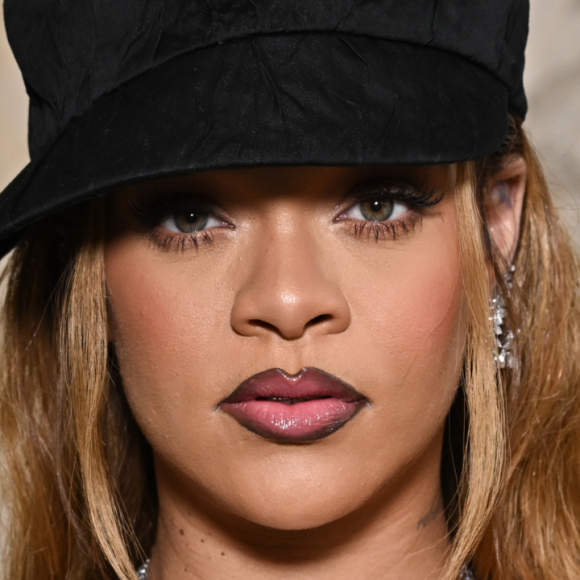 Rihanna revela arrependimento fashion e elege pior look que já usou em um tapete vermelho