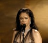 Rihanna admite se arrepender de expor mamilos e calcinha em looks que usou no passado