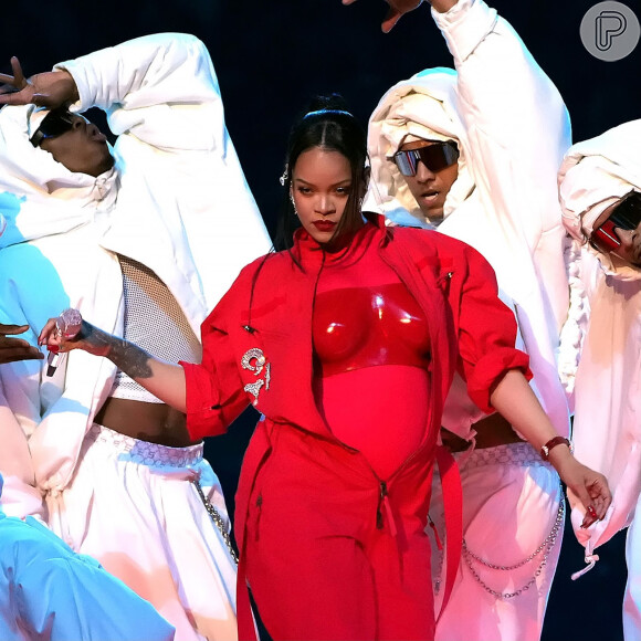 Rihanna conta que look composto por terno bege foi o que ela mais se arrepende de ter usado