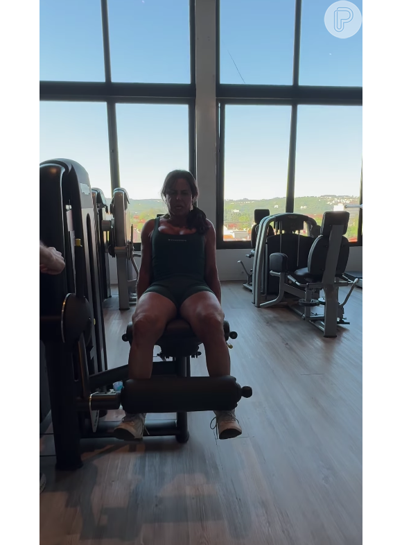 Em vídeo compartilhado no Instagram, Gretchen mostrou detalhes do seu treino de pernas, que começa com a cadeira flexora