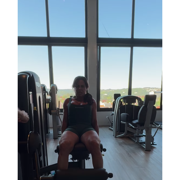 Em vídeo compartilhado no Instagram, Gretchen mostrou detalhes do seu treino de pernas, que começa com a cadeira flexora