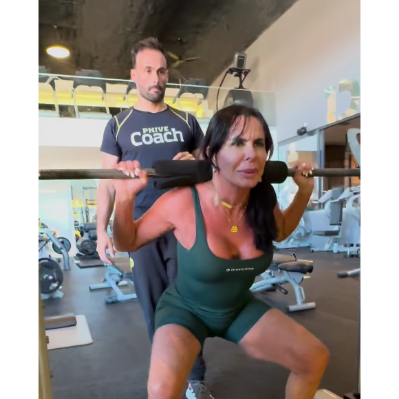 Gretchen também faz agachamento guiado, responsável por 'bombar' suas pernas e posteriores