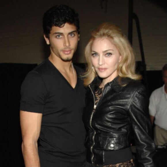 Como está Jesus Luz hoje? 14 anos após namoro icônico com Madonna, modelo impressiona com aparência e corpo definido. Veja fotos!